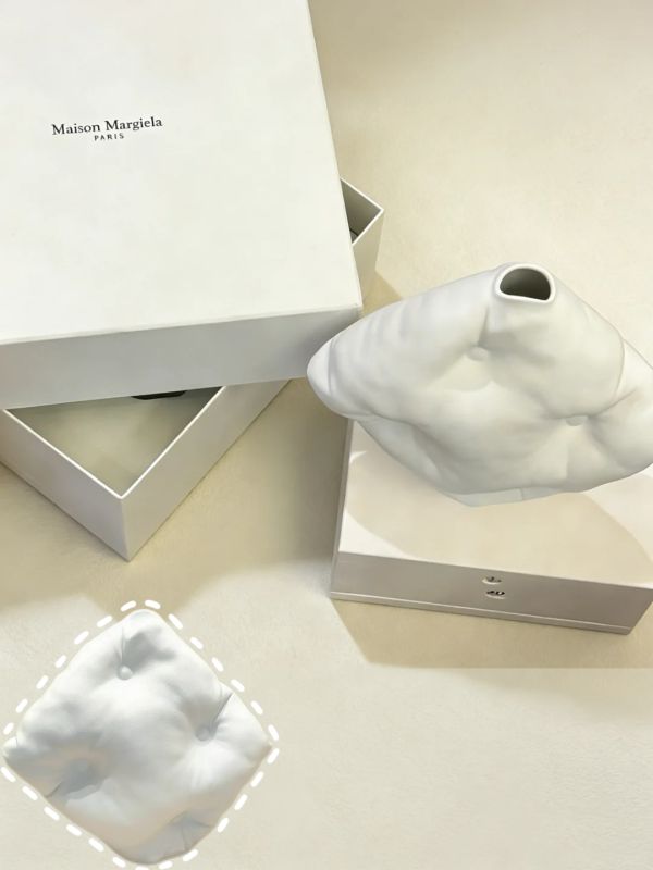 The White Collection &ndash; A Study in Pure Form and Quiet Luxury