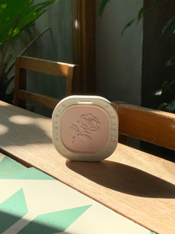 Success Story &ndash; Women&lsquo;&rsquo;s Wellness Brand Empowers Staff with Custom Rose Hangers