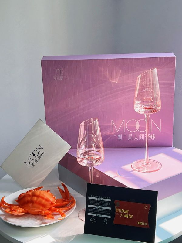 Low MOQ Pink Flute & Crab Hamper for Corporate Bulk Orders