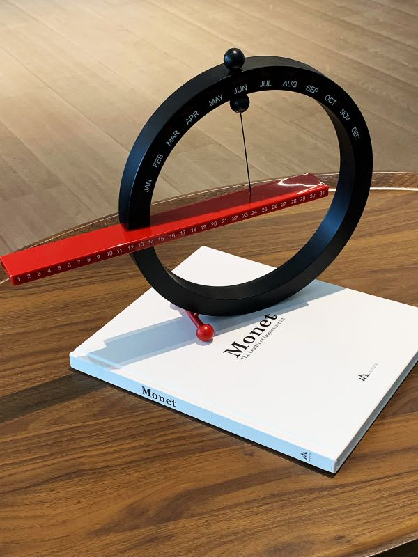 Magnetic Ball Perpetual Calendar