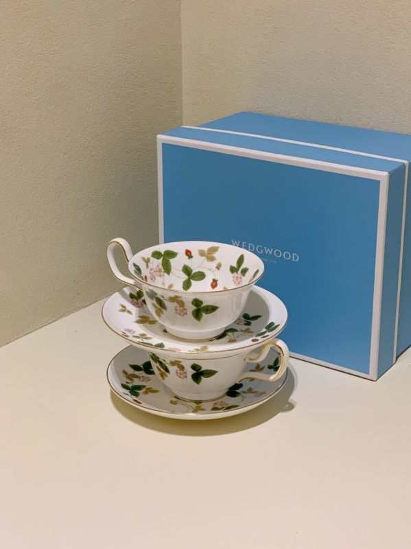 Wedgwood Wild Strawberry Set