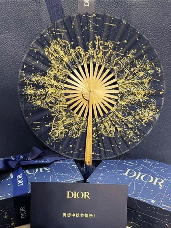 How a Singapore Art Gallery Used Custom Silk Fan Gifts for Exhibition Souvenirs and VIP Appreciation