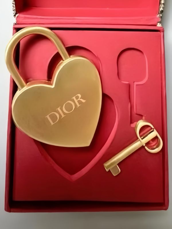  Custom Heart Lock Gift Boxes for Singapore Luxury Hotel's Valentine's Gifting &ndash; Romantic Corporate Gift Case Study